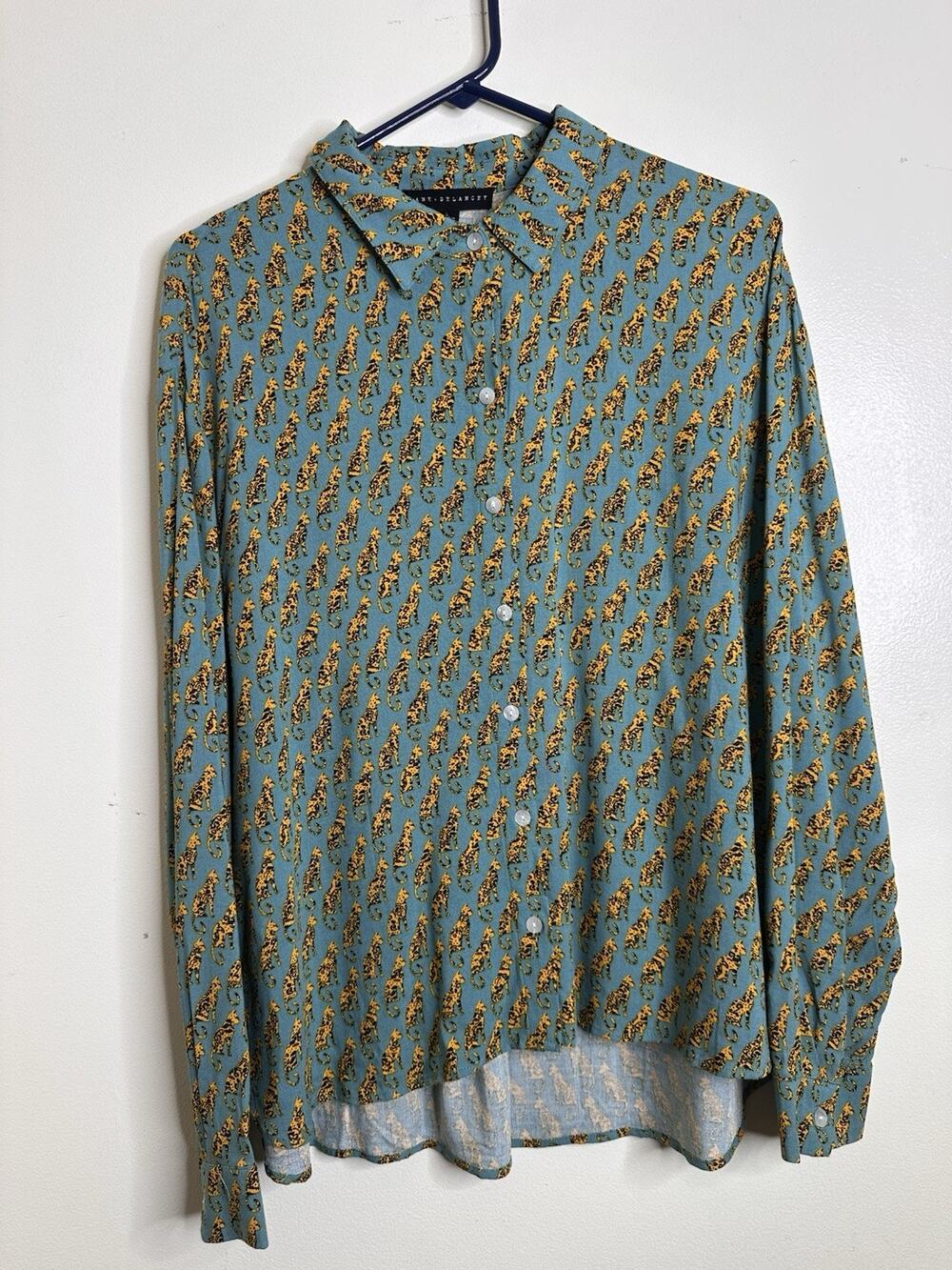 Jane + Delancey Size Large Cheetah All Over Print Button Front Shirt Collared